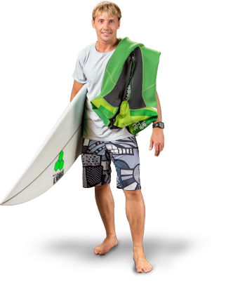 Homme jouant de la planche de surf